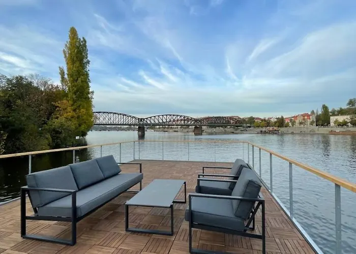 Stream Úszó hotel Prága